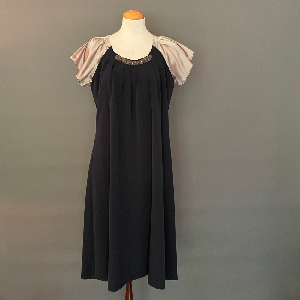 🍸Very classy looking “Simply Vera” by Vera Wang dress.